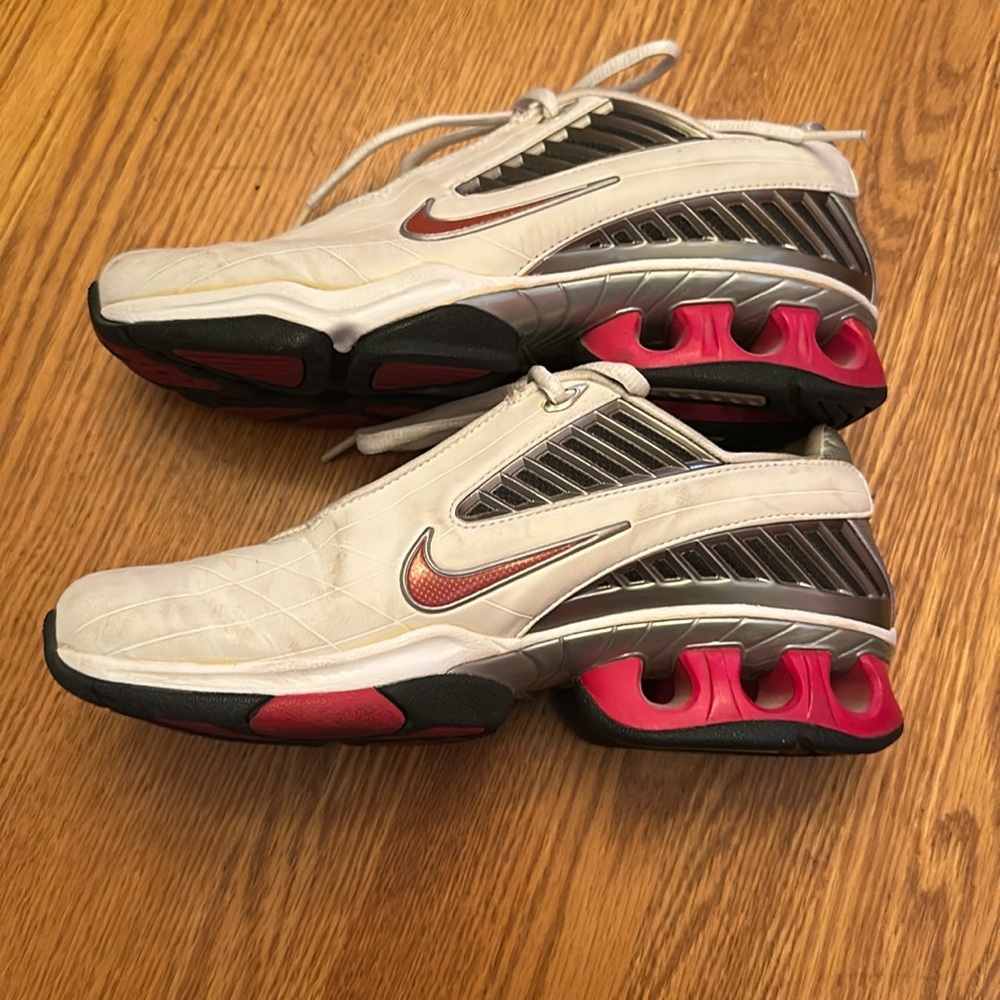 Nike White and Red Athletic Shoes with Air Cushioning